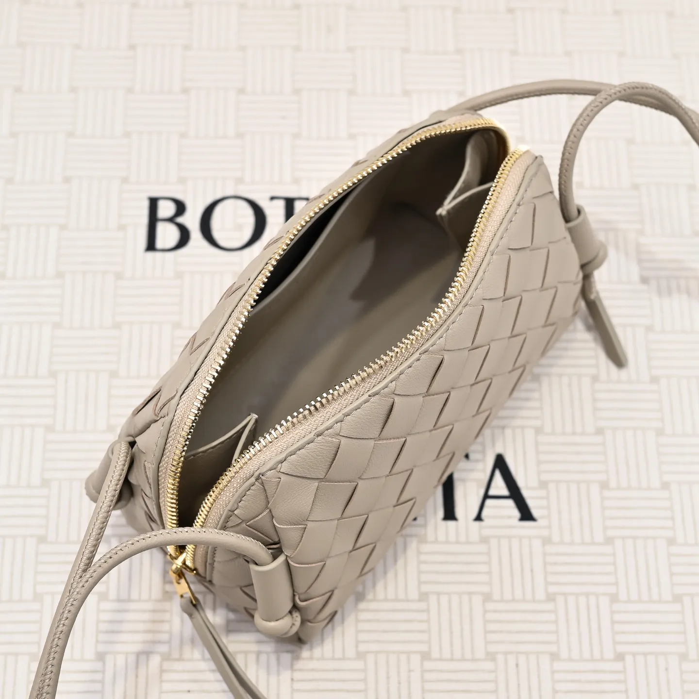 Batch 1260 #Bv The new Concert pouch is the most beautiful and practical mini bag I have ever seen 🎈 The bag body adopts the classic lntrecciato weaving process✅ It is equipped with a leather double-headed zipper, the opening is wide, easy to take and put, the shoulder strap knot can be slid to adjust the length freely, that is, 🉑️crossbody/underarm, and can be used as a clutch bag. Small body, large capacity, so practical! The key is that it is extremely versatile! Come and buy this small, exquisite, beautiful and versatile bag 👍 Model: 4258 Size: 18.5*11.5*8.5